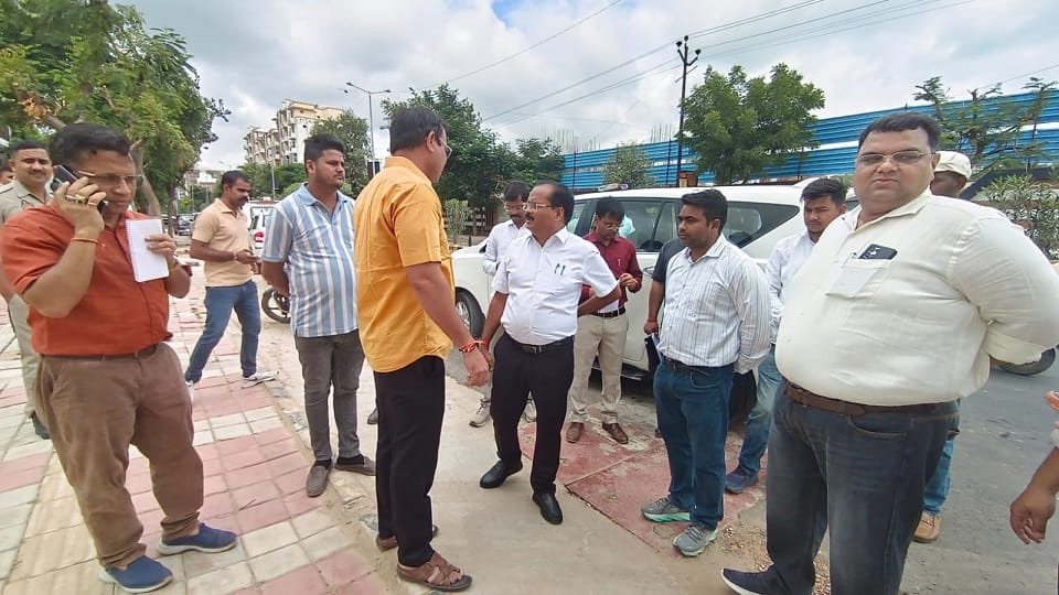 जनकपुरी का निरीक्षण करते नगर आयुक्त संतोष कुमार वैश्य