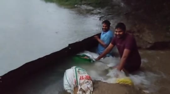Kanpur Canal bank breached in Iterra village villagers stemmed the flow using sandbags and soil