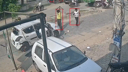 चार बदमाश चार मिनट तक कार को पीटते रहे: जमकर बरसाई लाठी और लोहे की रॉड, वीडियो में देखें सभी का खतरनाक गुस्सा