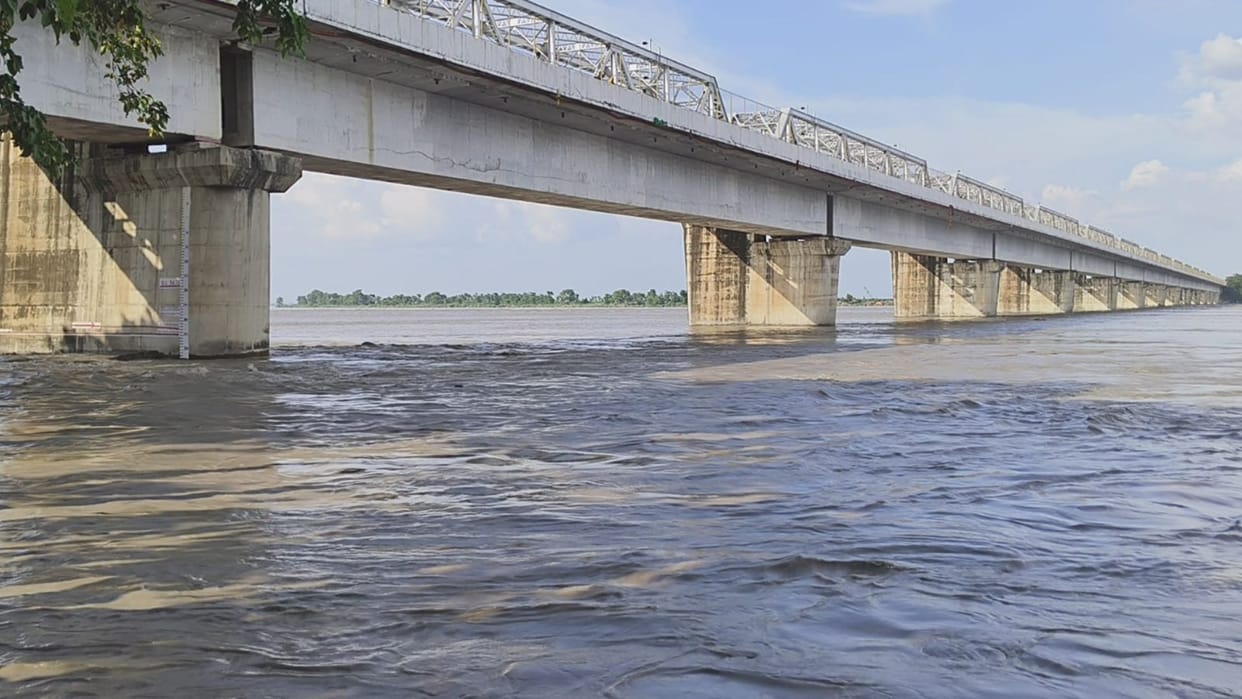 Narayani River surging, alert issued for embankments; flood threat to a dozen villages in Khadda.