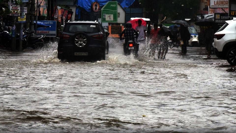 DM and Mayor take stock of city amidst heavy rain in Lucknow
