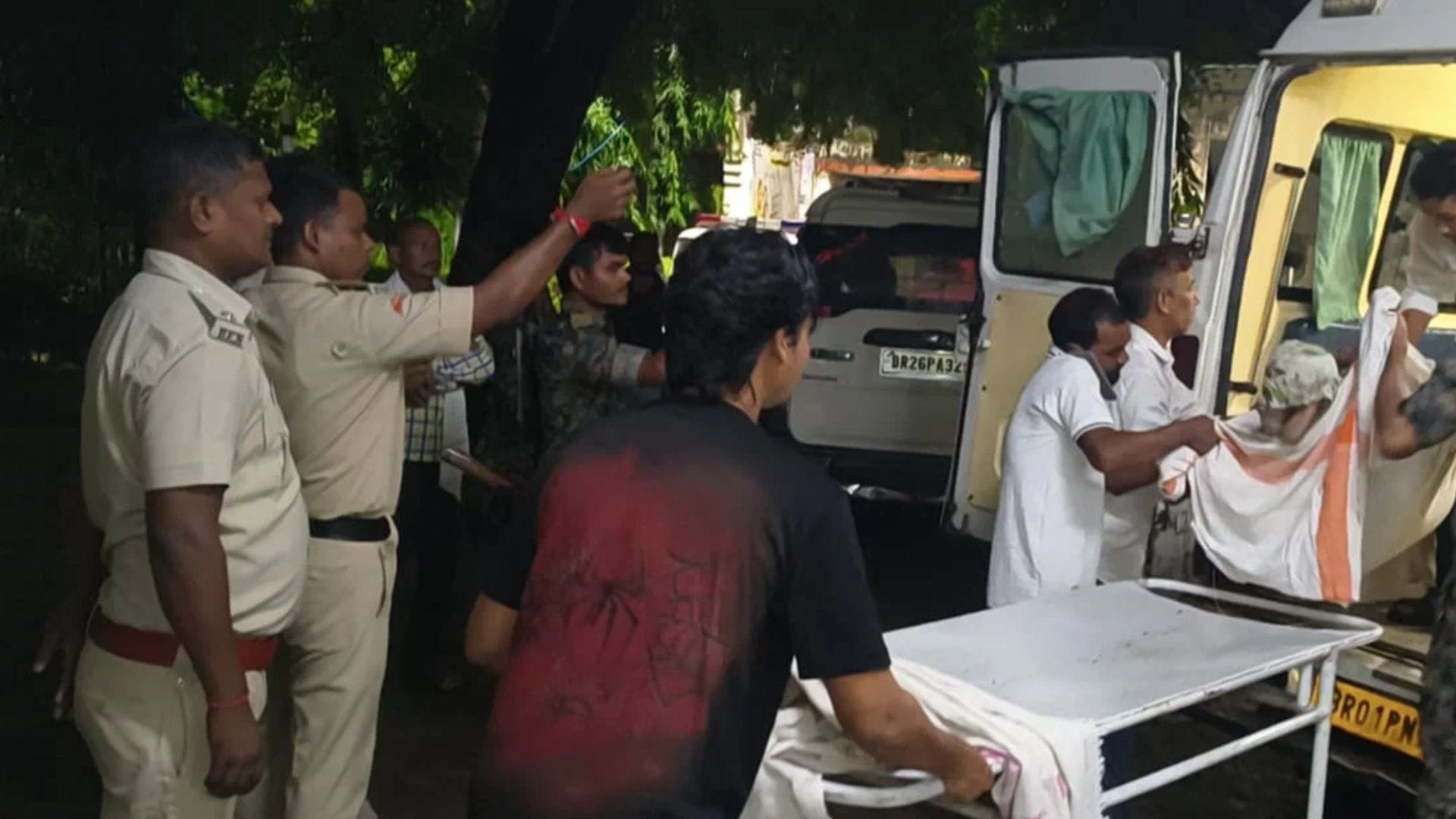 मौके पर पहुंची पुलिस व इलाज के लिए ले जाने में लगा एंबुलेंस