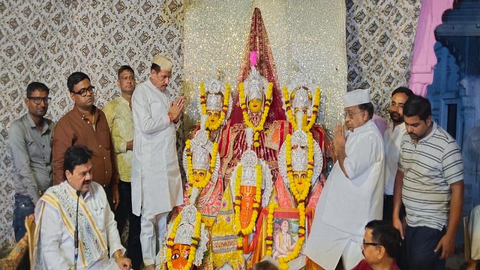 मुकुट पूजन