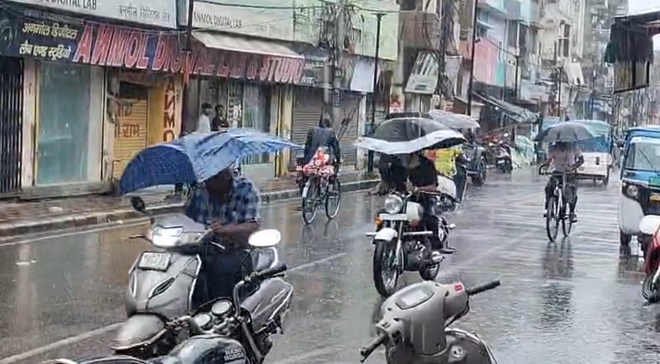 Heavy rain in Moradabad: Drop in temperature brings a chill; schools closed following an alert