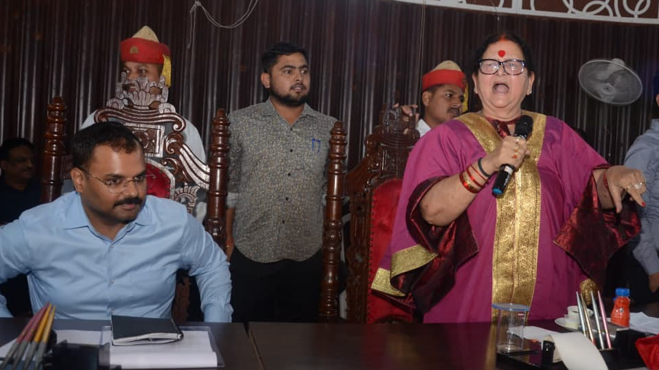 Municipal Corporation House: SP and BJP councilors clash; Municipal Commissioner cornered