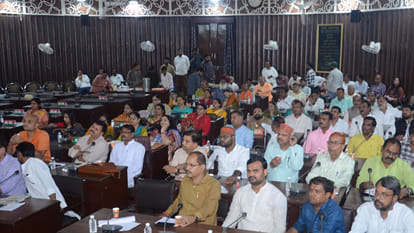 Municipal Corporation House: SP and BJP councilors clash; Municipal Commissioner cornered