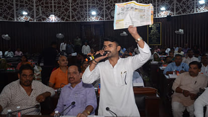 Municipal Corporation House: SP and BJP councilors clash; Municipal Commissioner cornered