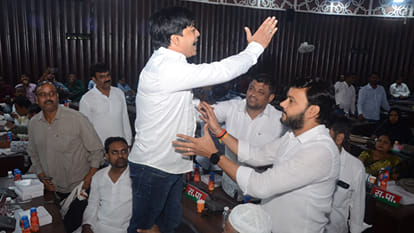 Municipal Corporation House: SP and BJP councilors clash; Municipal Commissioner cornered
