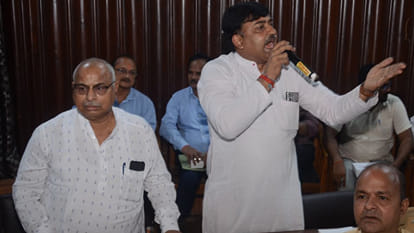Municipal Corporation House: SP and BJP councilors clash; Municipal Commissioner cornered