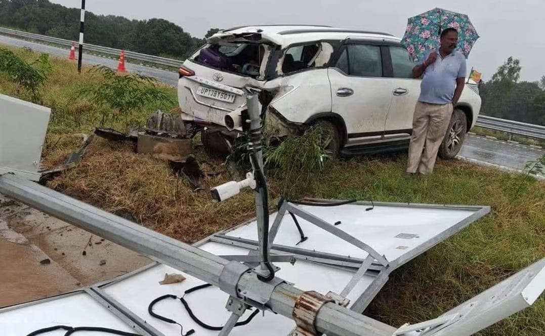 car of BJP MLA Chandra Pal Singh Lodhi collided with pole on ganga expressway