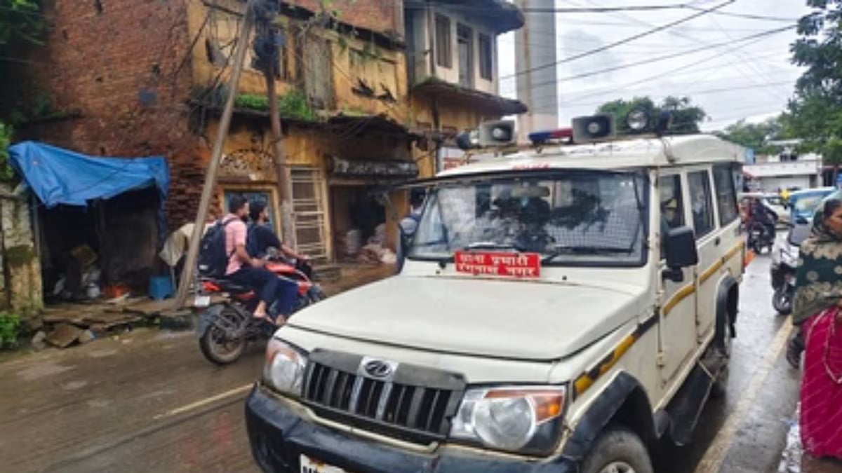 कटनी: तीन दिन की बारिश में जर्जर बिल्डिंग का छज्जा गिरा, मलबे में दबकर बुजुर्ग की मौत; सवालों में नगर निगम