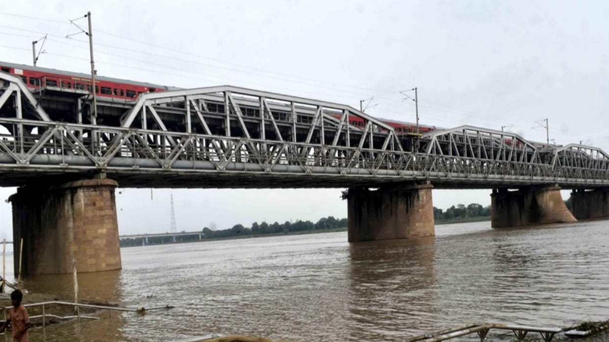 Motorcycle found in suspicious circumstances on the old Yamuna Bridge; youth suspected to have jumped into the