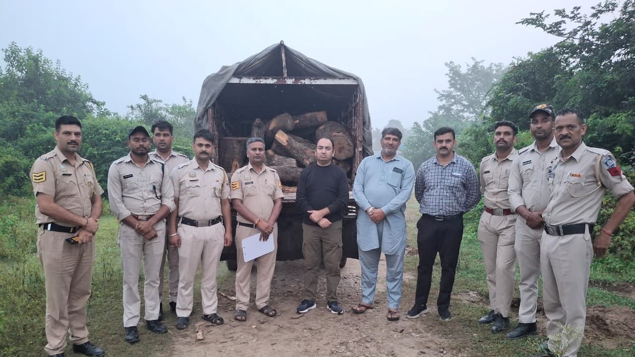 वन विभाग ने पकड़ी खैर की लकड़ी से लदी पिकअप।