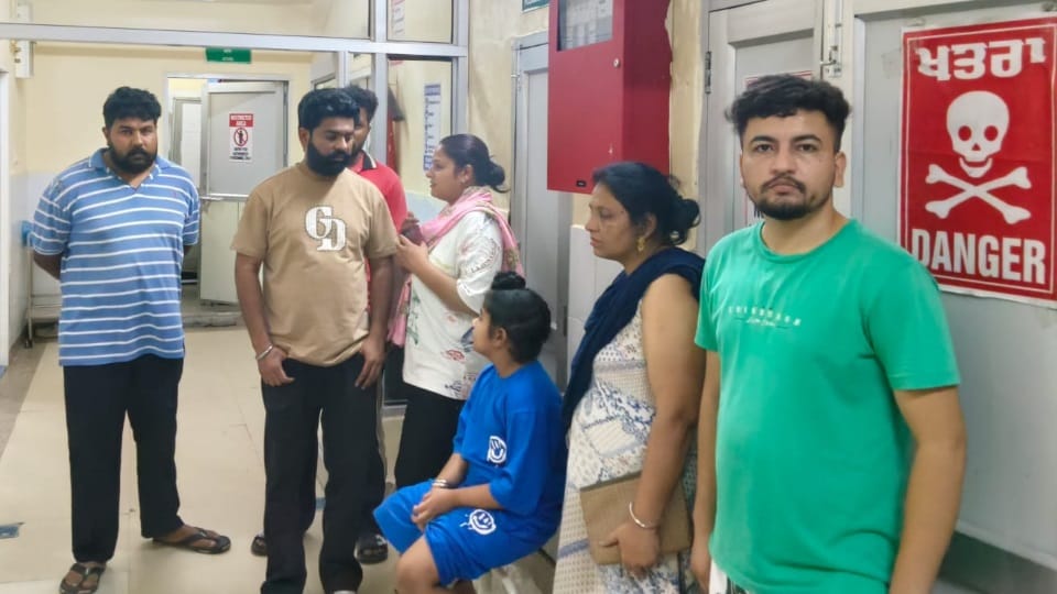 अस्पताल में पहुंचे लोग