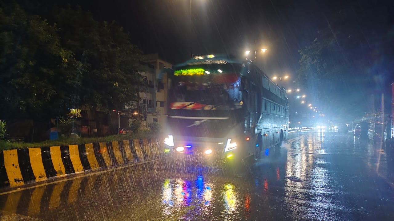 Heavy rain in Bareilly division Waterlogging in several areas of the city crops damaged by strong winds