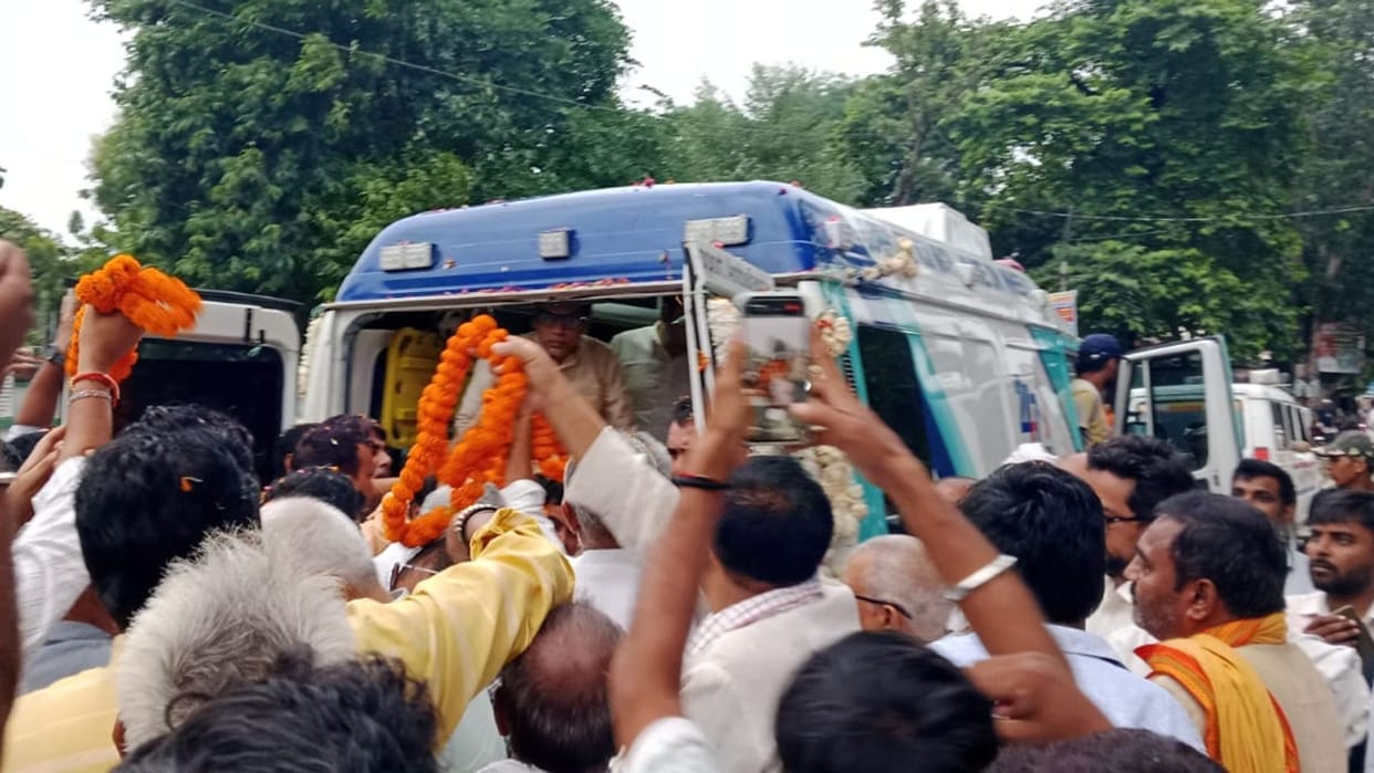 Ramgovind Chaudhary name Gauri Bhaiya SP leader mortal remains arrive leaders stand firm amidst rain