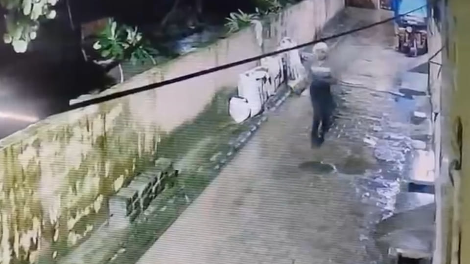 Theft of ₹7 lakh at retired gun factory worker's home; suspect spotted on CCTV