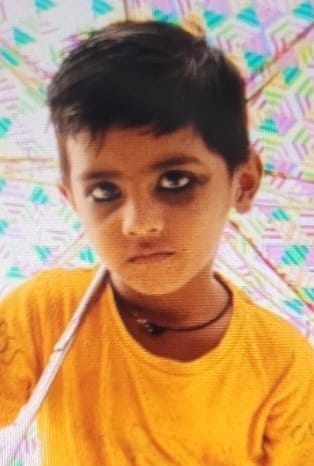 दीवार गिरने से नीचे दबकर सूर्यांश की मौत हो गई।