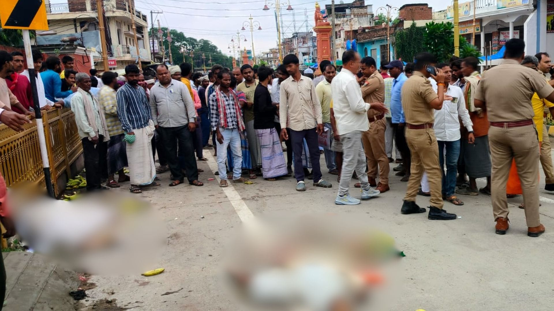 ट्रक से कुचलकर दो व्यक्तियों की मौत