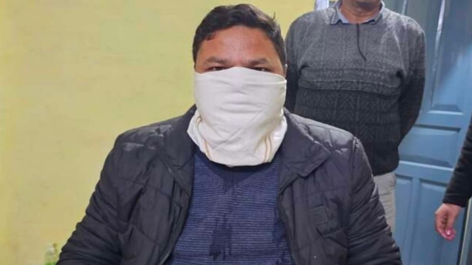 धारी में विजलेंस की ओर से गिरफ्तार पटवारी निर्मल बोरा।
