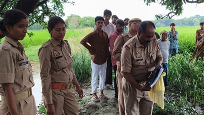 उतरांव के दरियापट्टी बसगीत गांव में महिला का शव मिलने के बाद पहुंची पुलिस।