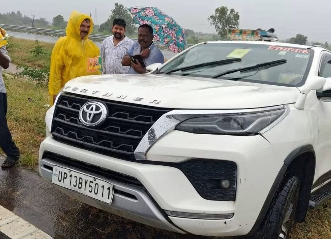 car of BJP MLA Chandra Pal Singh Lodhi collided with pole on ganga expressway