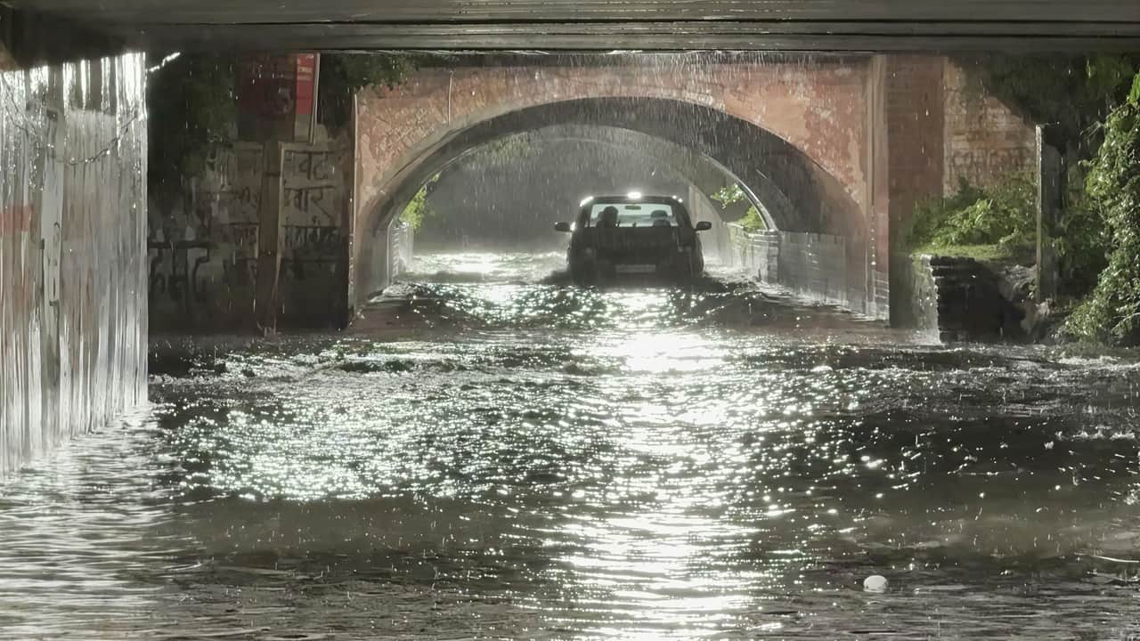 heavy rain disrupts life in Bareilly waterlogging on roads submerged and crops destroyed