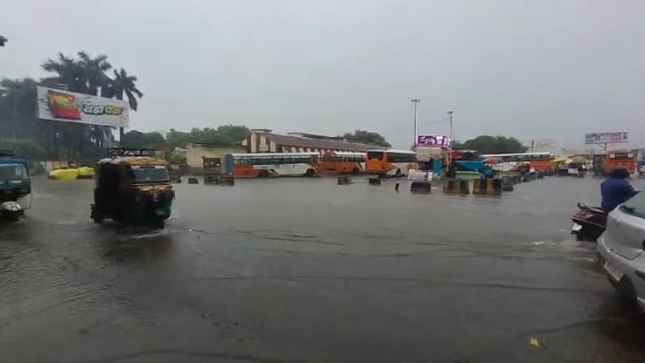 heavy rain disrupts life in Bareilly waterlogging on roads submerged and crops destroyed