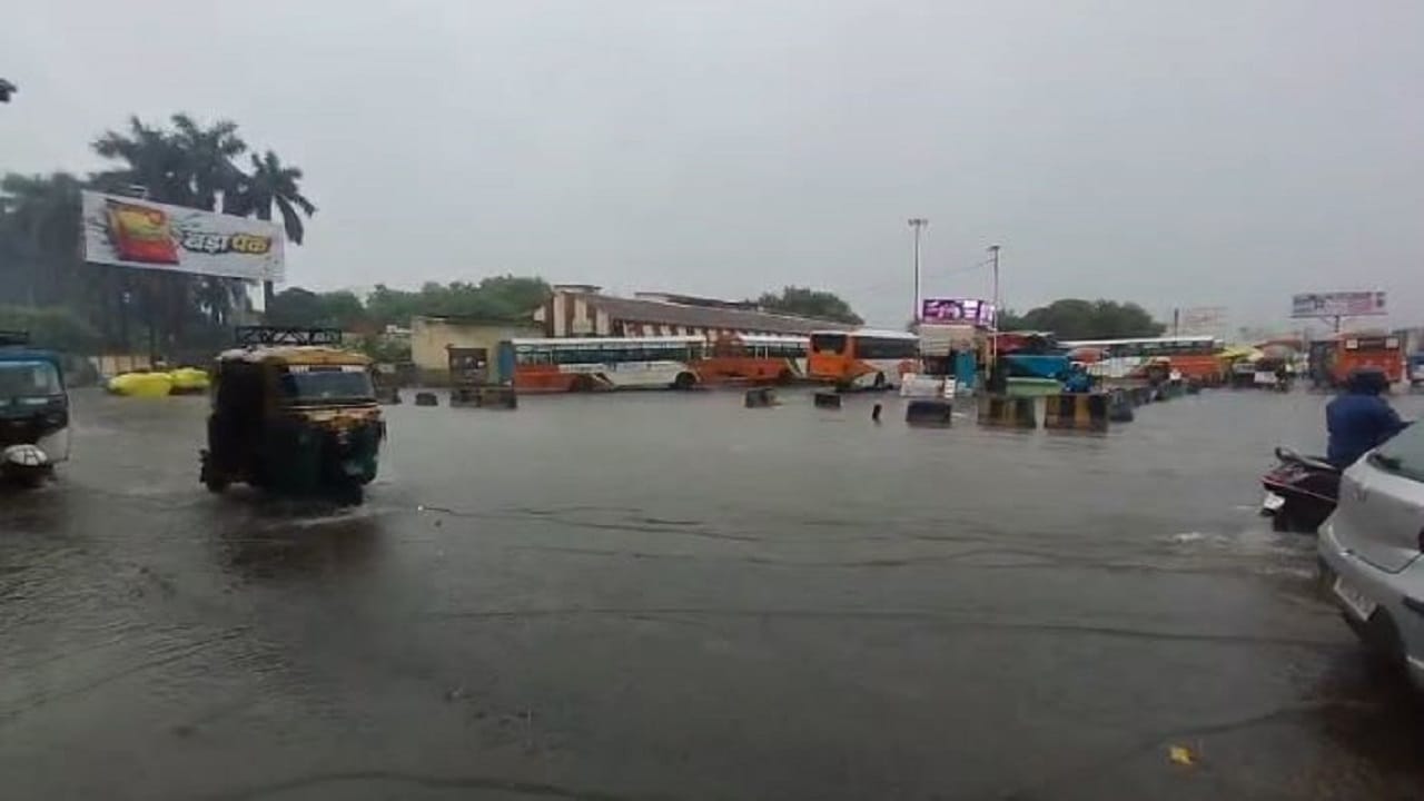 heavy rain disrupts life in Bareilly waterlogging on roads submerged and crops destroyed