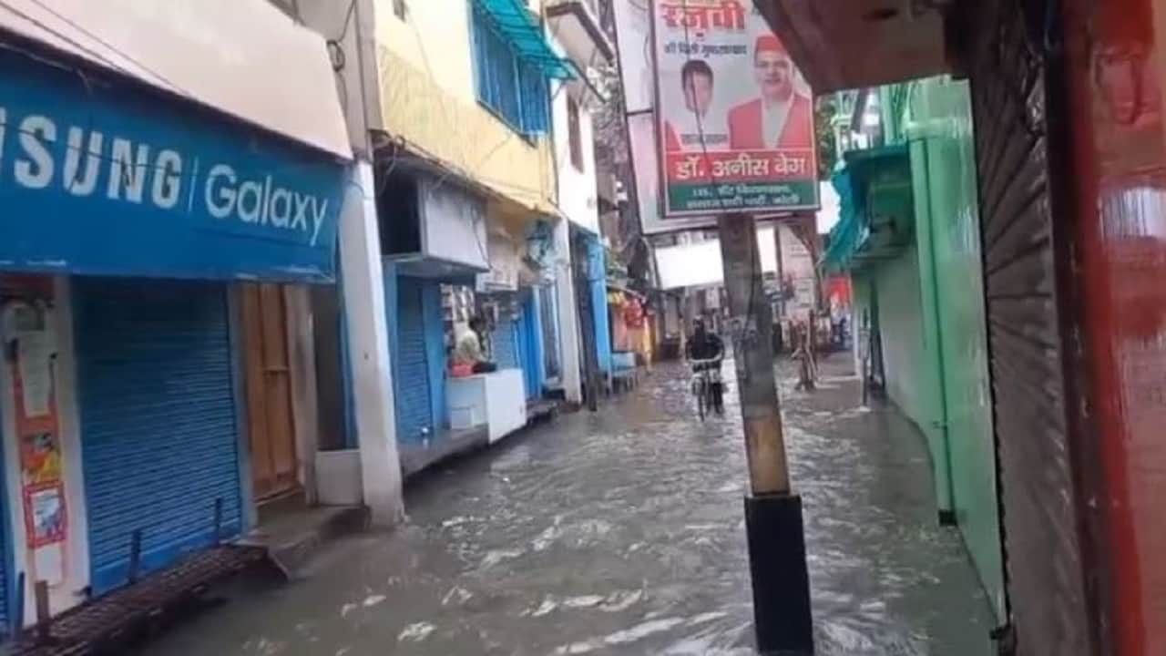 heavy rain disrupts life in Bareilly waterlogging on roads submerged and crops destroyed