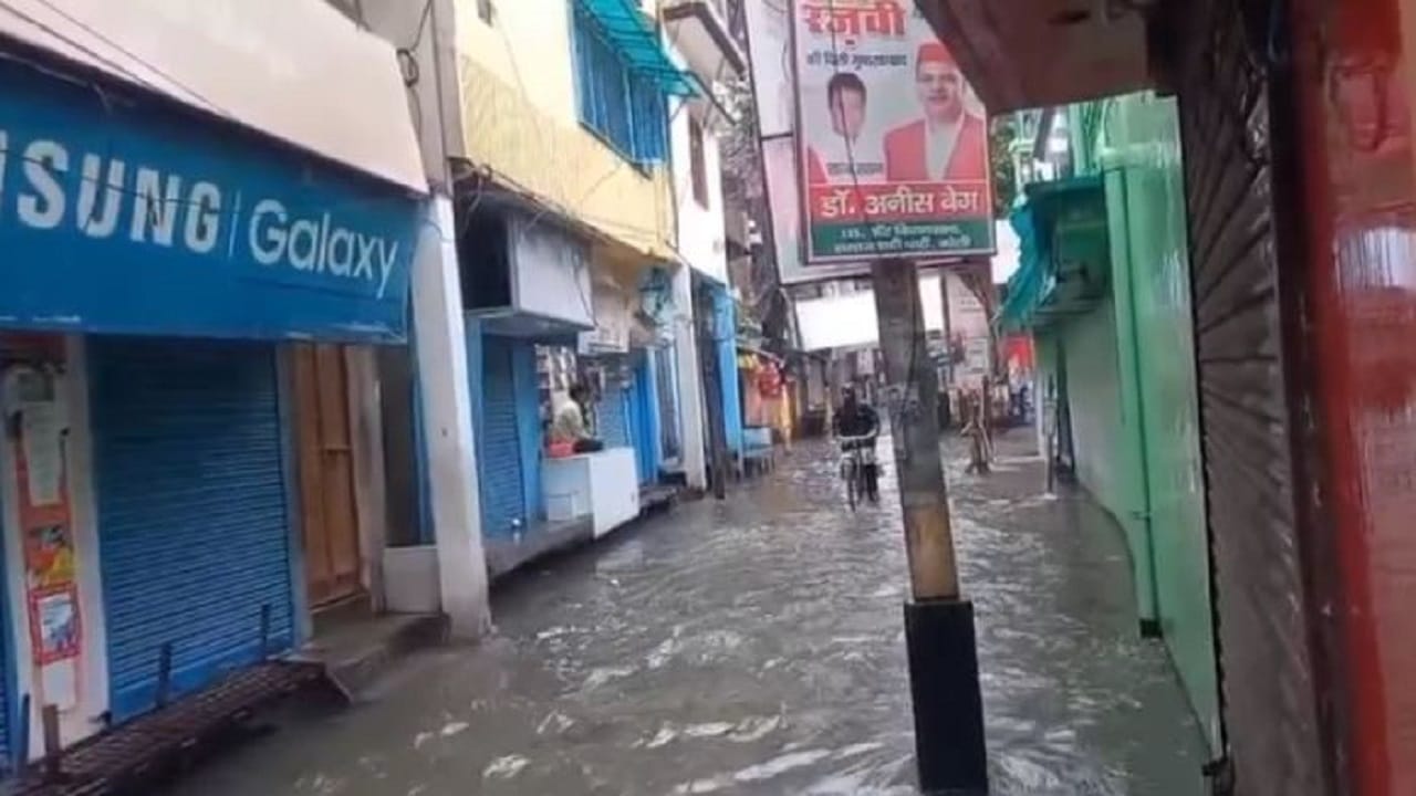 heavy rain disrupts life in Bareilly waterlogging on roads submerged and crops destroyed