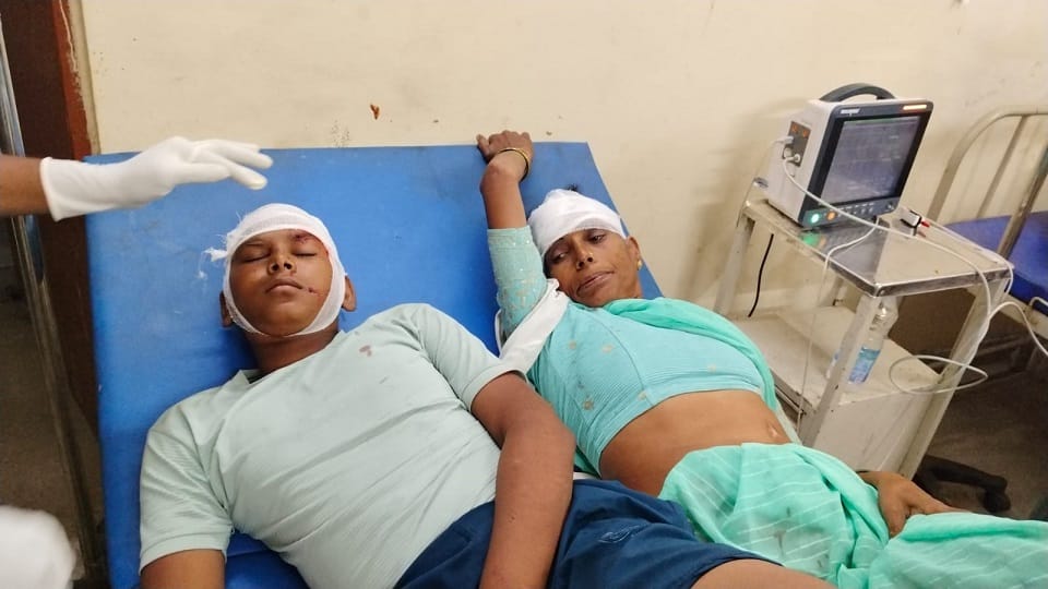 अस्पताल में भर्ती घायल।