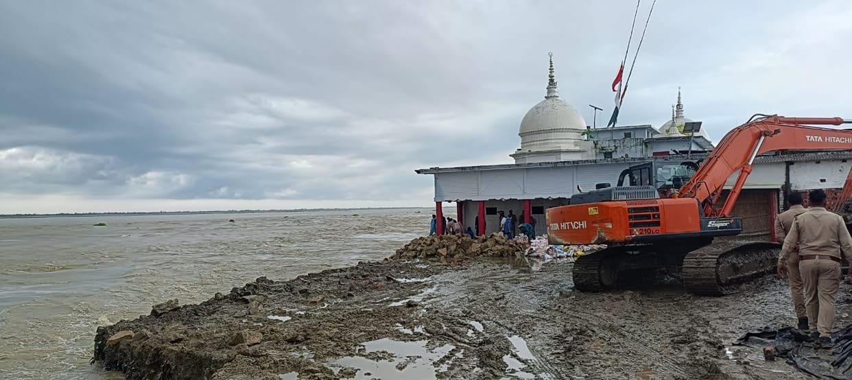 Saryu River Swells in Barabanki: Large Section of Mosque Submerged; Baba Narayan Das Dham Now at Risk