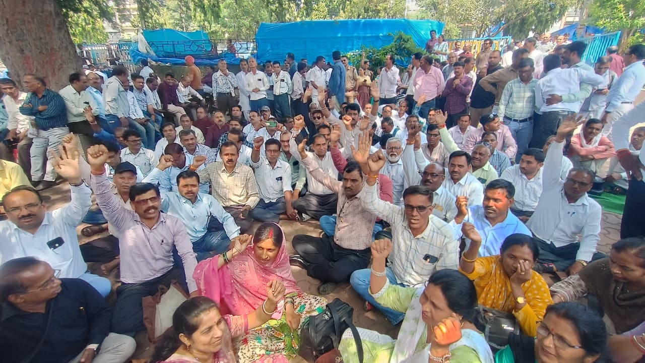 शिक्षकों का अनिश्चितकालीन धरना