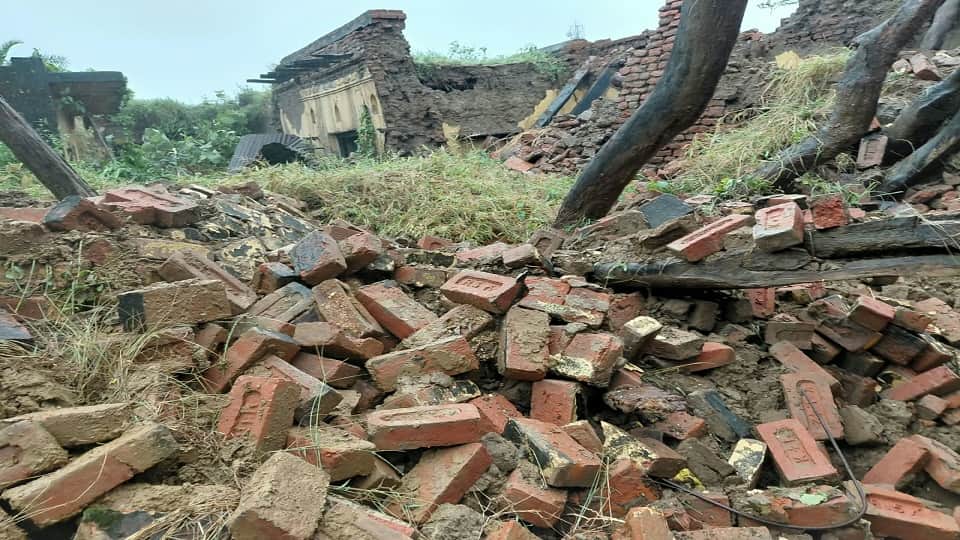 Rain in UP houses collapsed and power outage in etah