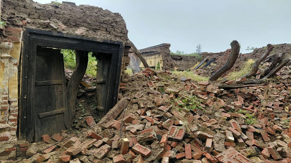 Rain in UP houses collapsed and power outage in etah