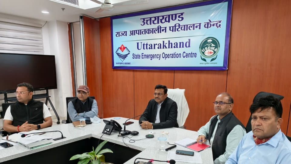 बैठक करते मुख्य सचिव आनंद बर्द्धन