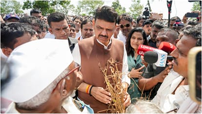 सूखा प्रभावितों से मिलते सीएम फडणवीस