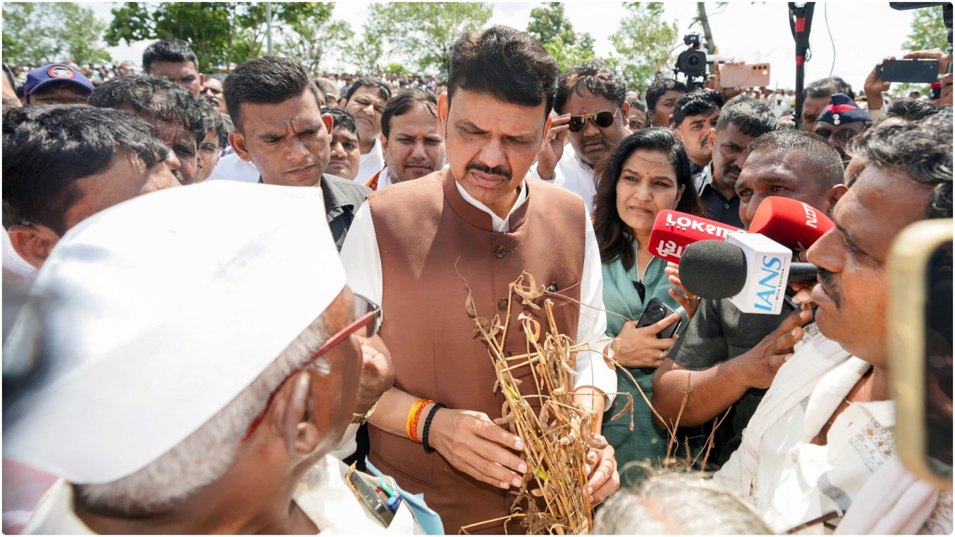 सूखा प्रभावितों से मिलते सीएम फडणवीस