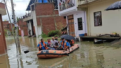 Kanpur: Pandu River Swells; City Homes Become Islands; 15 Families Evacuated by Boat