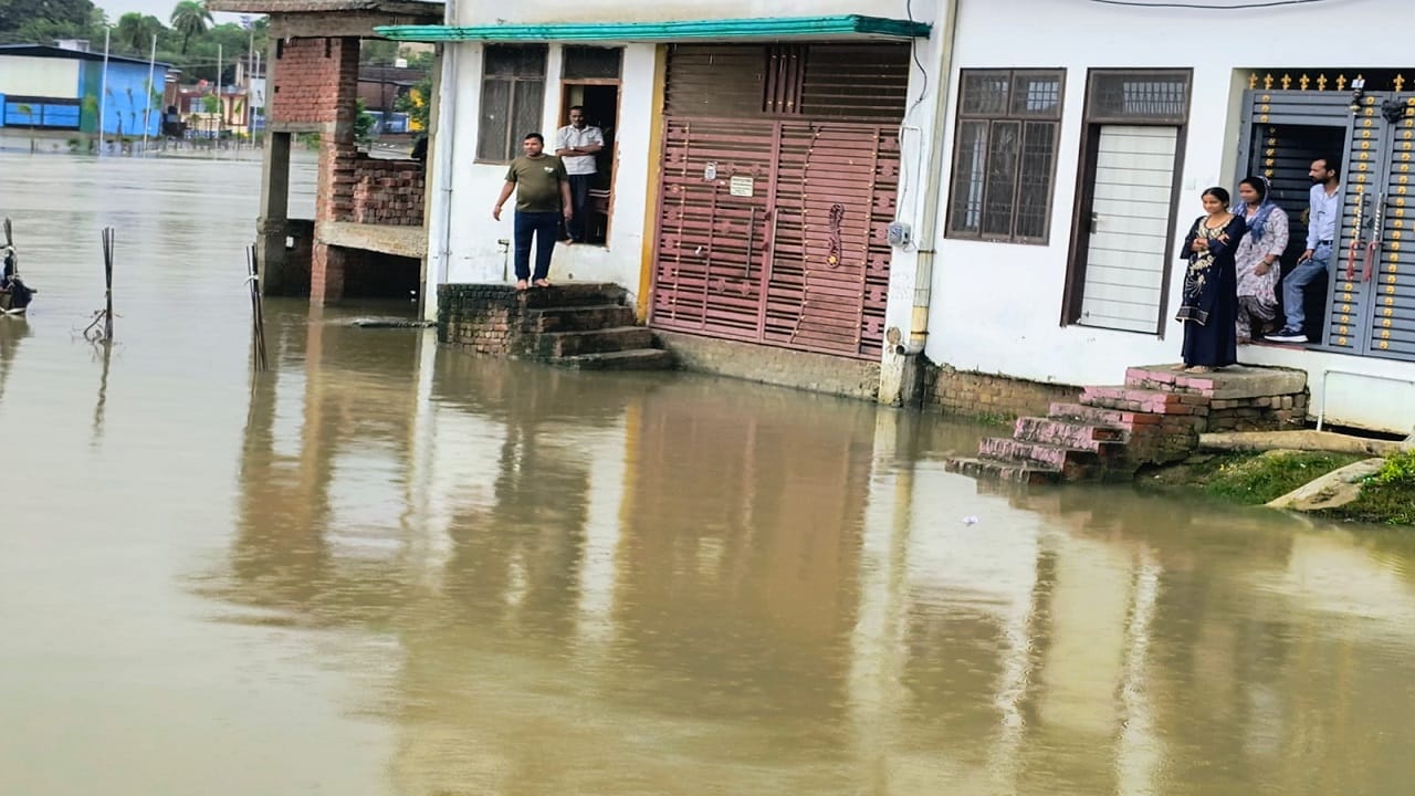 बाढ़ से घिरे मकान