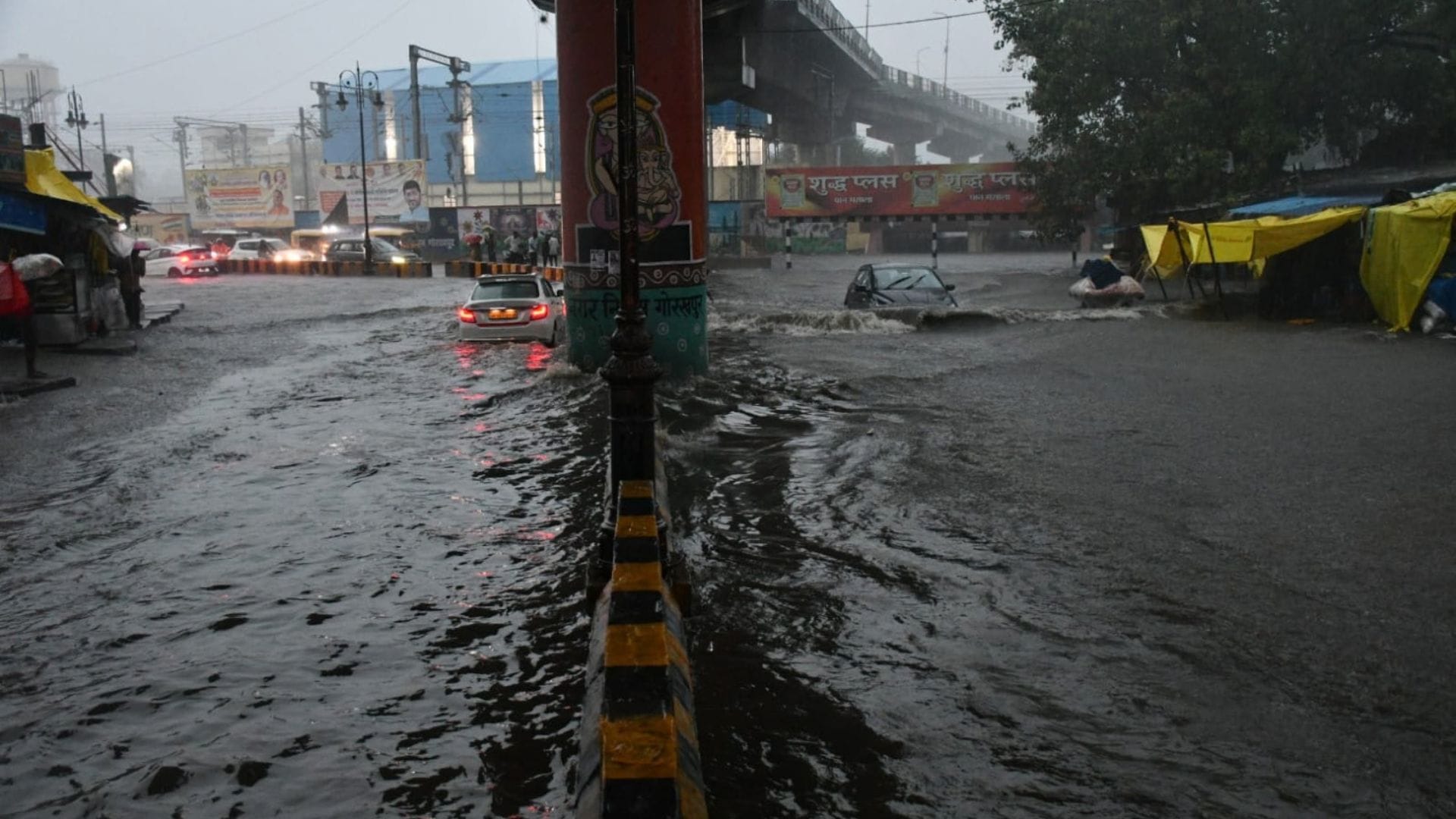 An hour and a half of rain causes the metropolis's drainage system to collapse... the city is inundated.