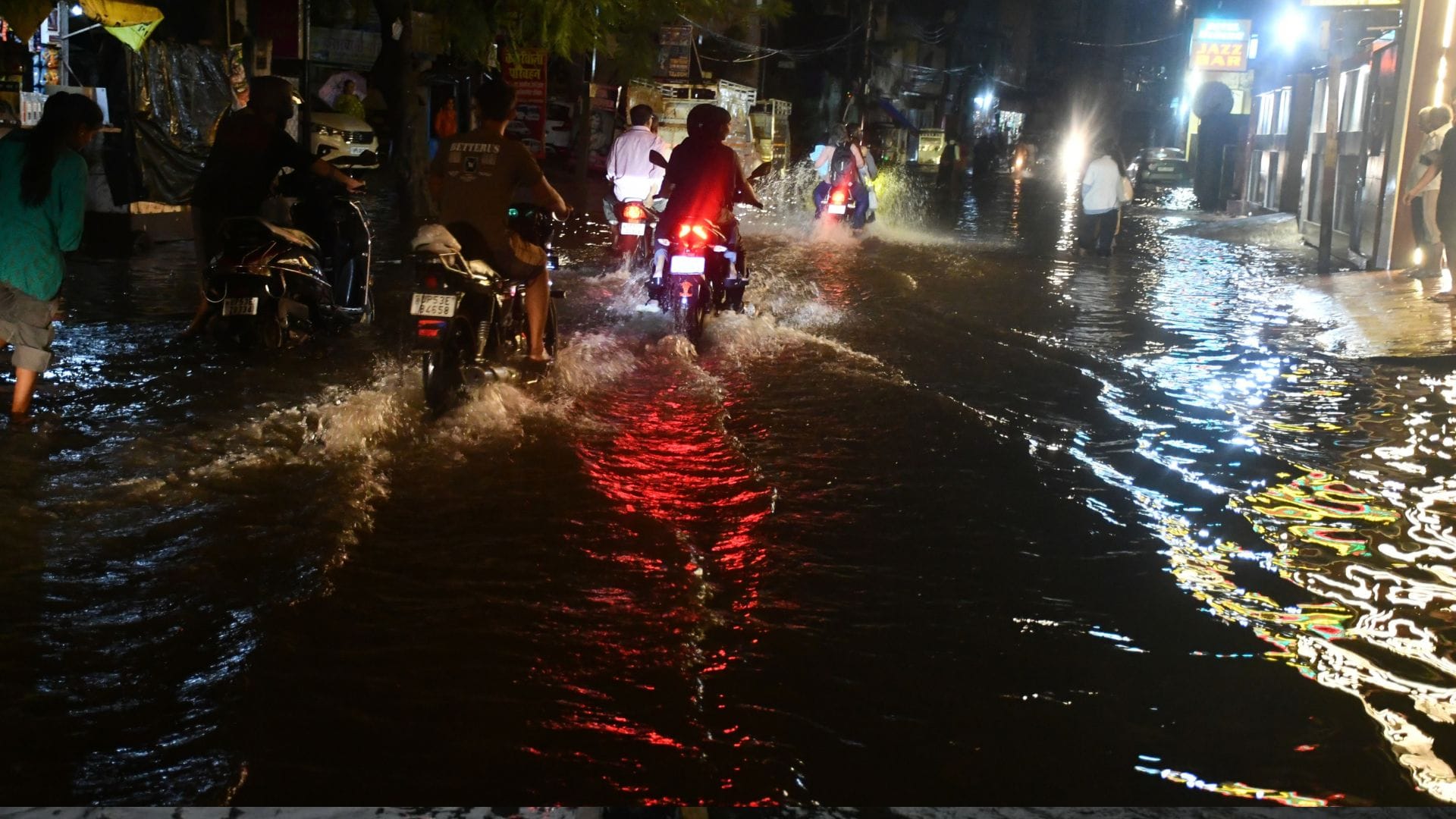 An hour and a half of rain causes the metropolis's drainage system to collapse... the city is inundated.