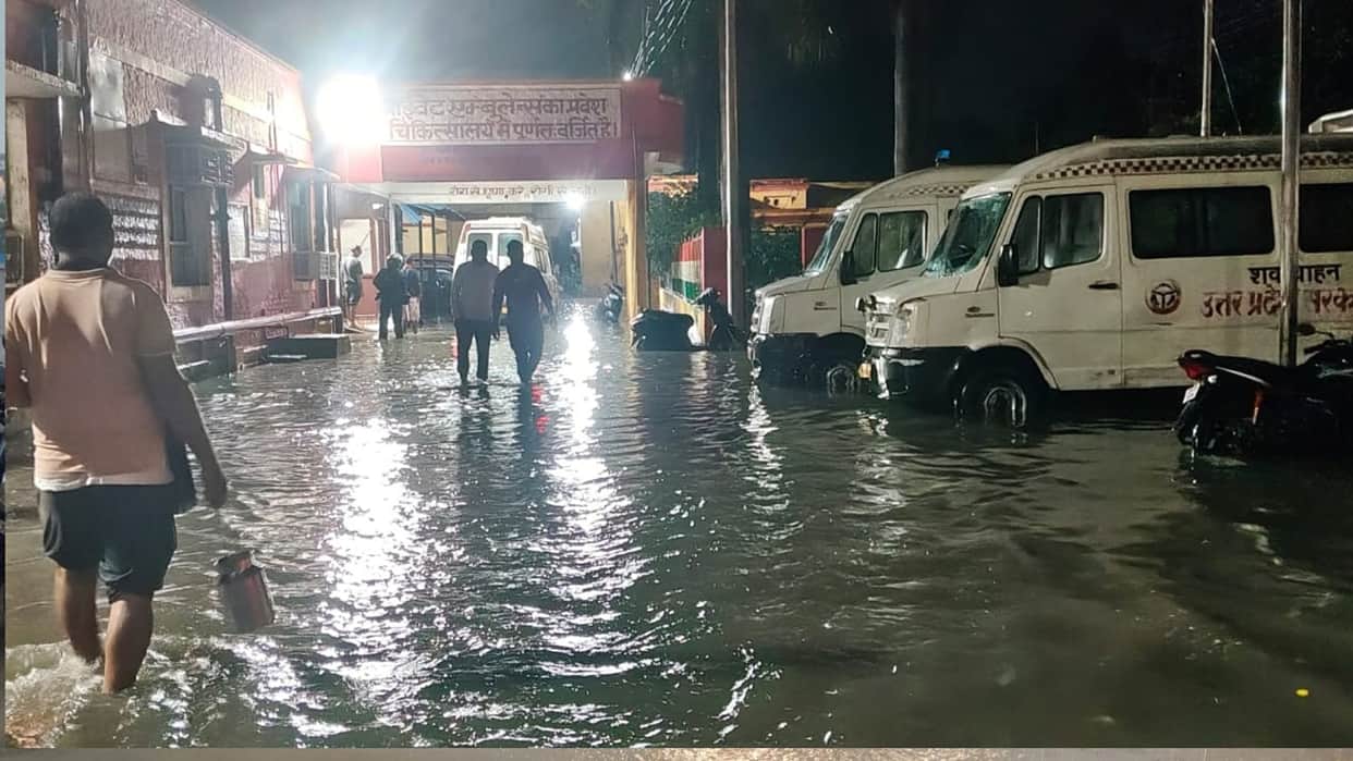 An hour and a half of rain causes the metropolis's drainage system to collapse... the city is inundated.