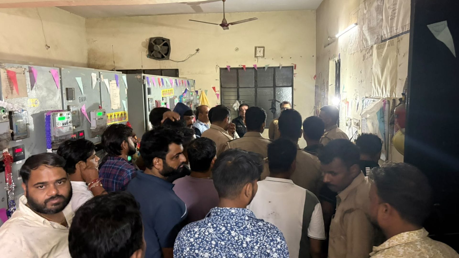 देर रात बिजली घर पहुंचे लोगों ने किया घेराव
