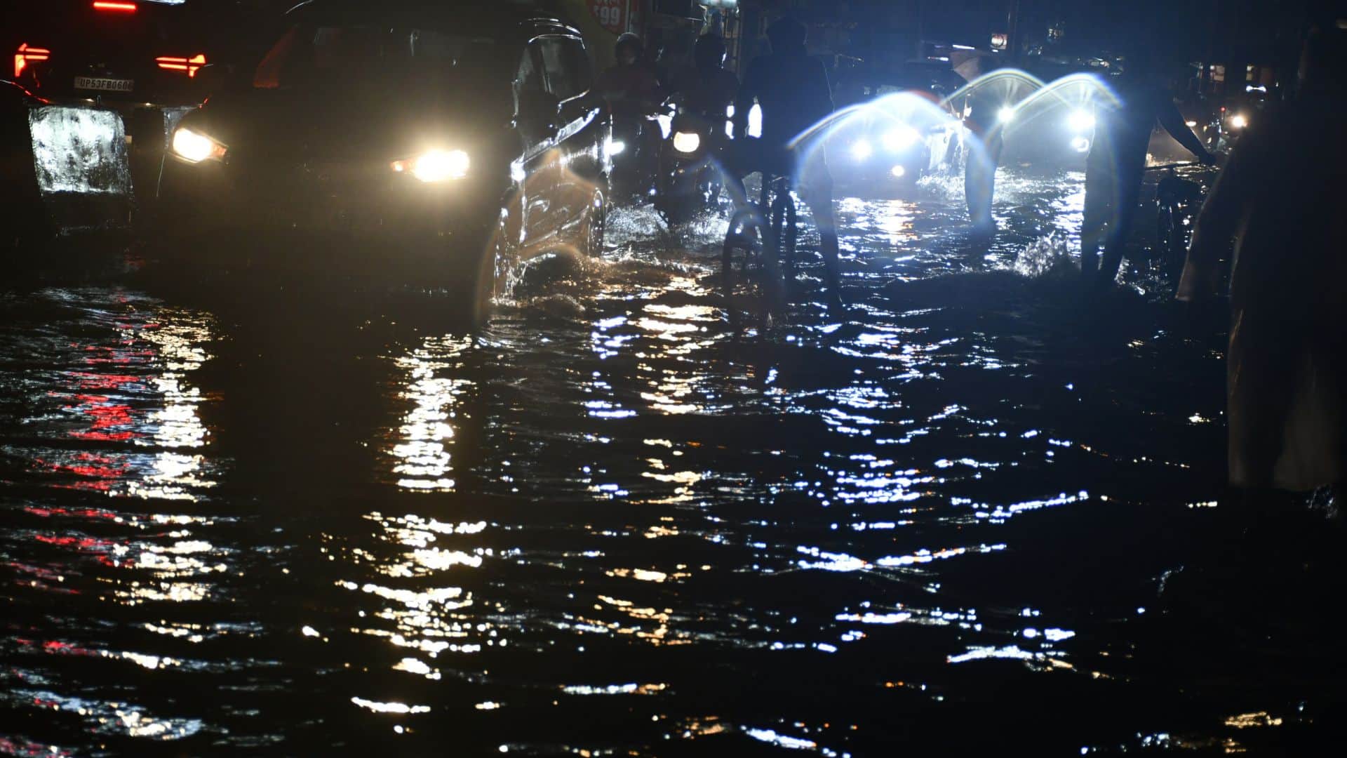 An hour and a half of rain causes the metropolis's drainage system to collapse... the city is inundated.