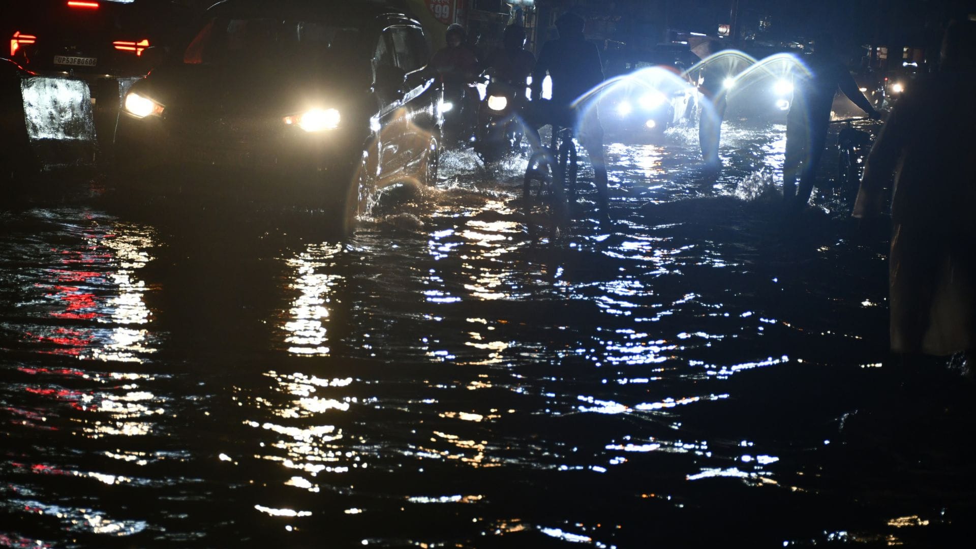 An hour and a half of rain causes the metropolis's drainage system to collapse... the city is inundated.