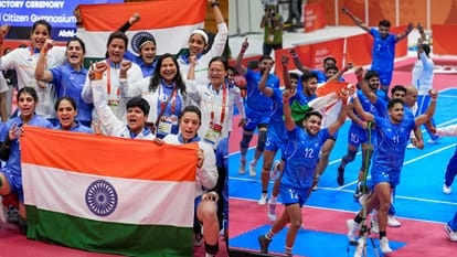 जश्न मनाती महिला टीम/पुरुष टीम को 9वीं बार स्वर्ण पदक