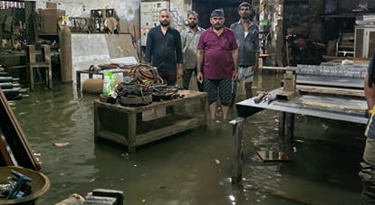 पनकी साइट- वन पर बारिश के कारण फैक्टरी में जलभराव