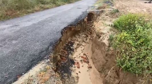 Kanpur Road washed away by rain traffic disrupted on the route from the Lucknow Etawah Highway to Mahigawan